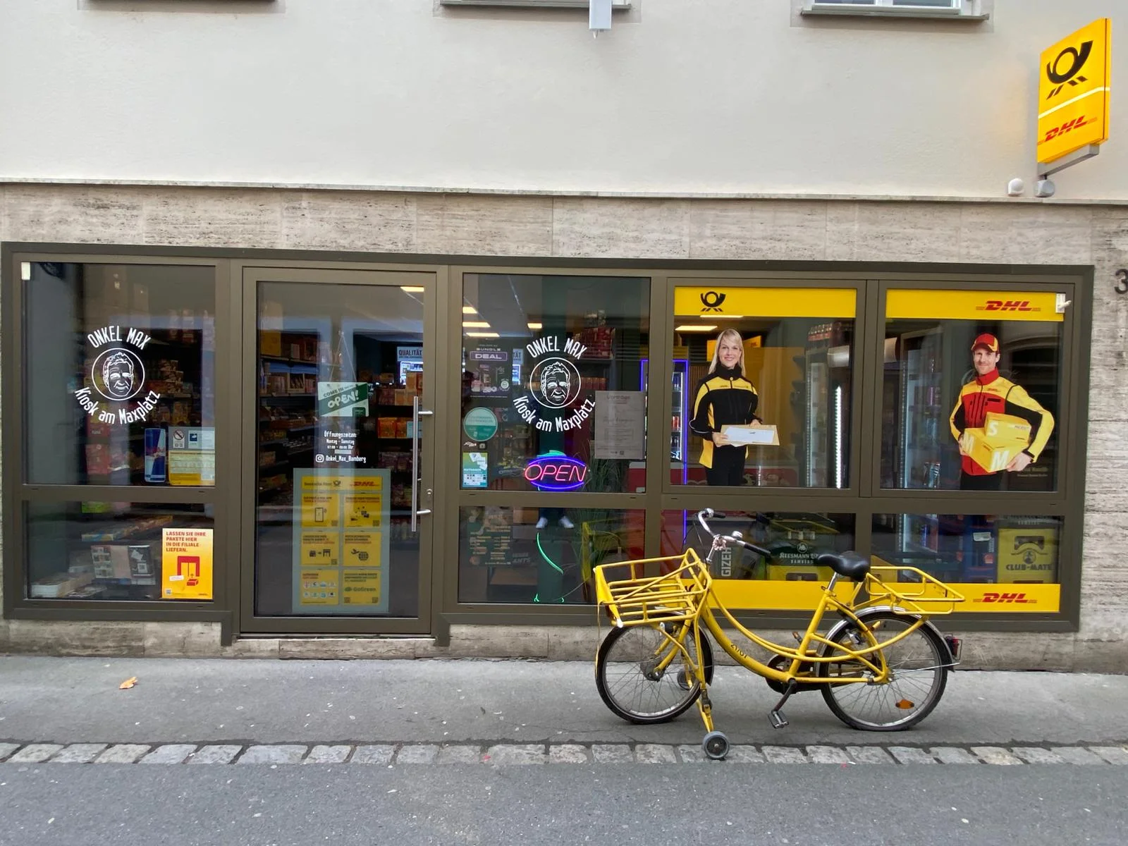 Onkel Max Kiosk Außenansicht mit DHL Postfiliale am Maxplatz Bamberg