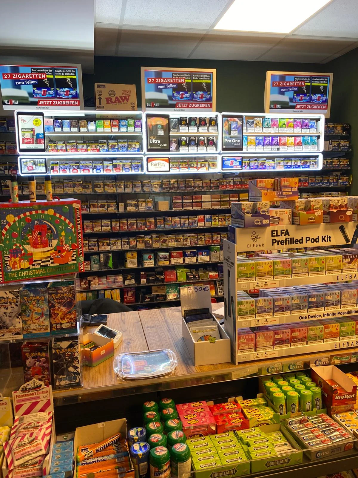 Tabakwaren und Zigaretten hinter der Theke bei Onkel Max Kiosk Bamberg